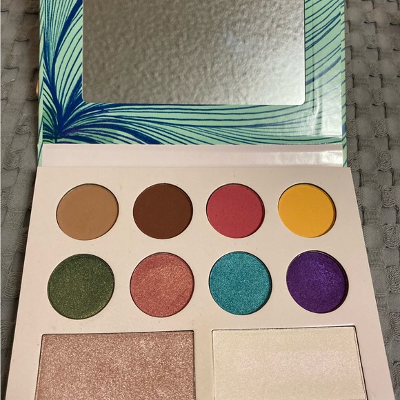 Moods Eyeshadow and Highlighter Palette by Laura Sanchez - Picture 2 of 3
